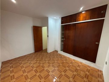Casa con 3 dormitorios, cochera, jardin y quincho en venta