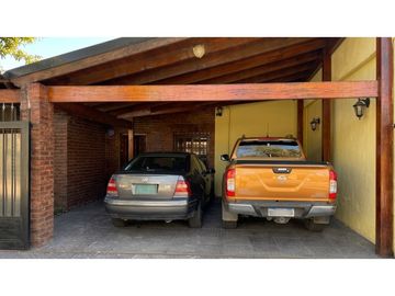 Casa con 3 dormitorios, cochera, jardin y quincho en venta