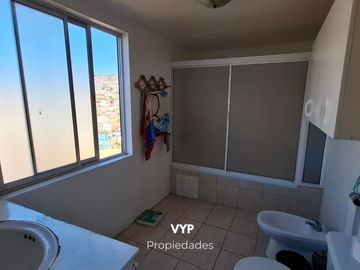 ENORME CASA VALPARAISO 2 PISOS SOLEADA