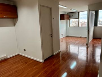 ESTUPENDA OFICINA EN ARRIENDO DE 45 M CON ESTACIONAMIENTO
