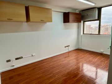 ESTUPENDA OFICINA EN ARRIENDO DE 45 M CON ESTACIONAMIENTO