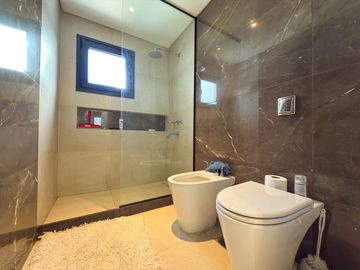 VENTA CASA EN BARRIO GOLF – TANDIL