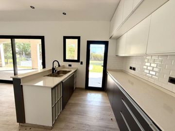 Casa VENTA pileta 6 ambientes B. Bermudas Pilar