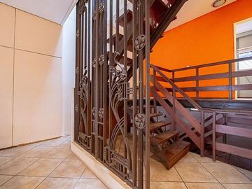 VENTA CASA EN OLIVOS SIETE AMBIENTES
