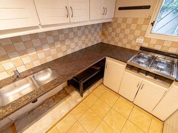 VENTA CASA EN OLIVOS SIETE AMBIENTES