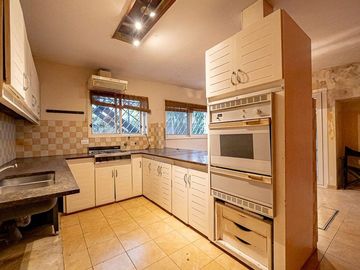 VENTA CASA EN OLIVOS SIETE AMBIENTES