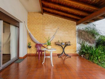 Casa familiar con Jardín, quincho. Muy luminosa!!