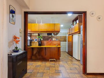 Casa familiar con Jardín, quincho. Muy luminosa!!