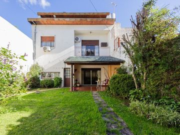 Casa familiar con Jardín, quincho. Muy luminosa!!