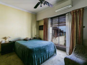 Casa familiar con Jardín, quincho. Muy luminosa!!