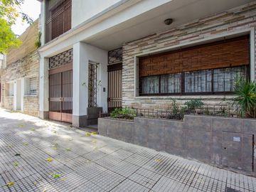 Casa familiar con Jardín, quincho. Muy luminosa!!