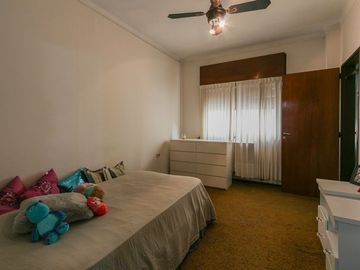 Casa familiar con Jardín, quincho. Muy luminosa!!