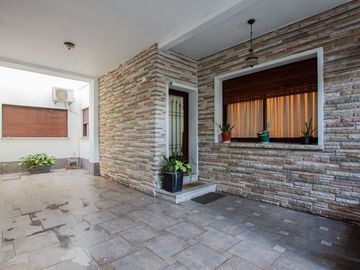 Casa familiar con Jardín, quincho. Muy luminosa!!