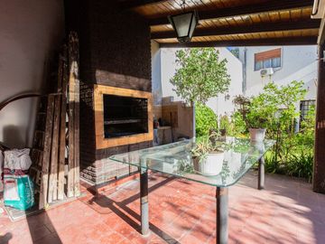 Casa familiar con Jardín, quincho. Muy luminosa!!