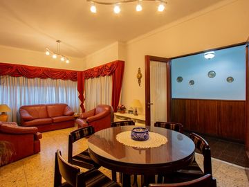 Casa familiar con Jardín, quincho. Muy luminosa!!