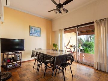 Casa familiar con Jardín, quincho. Muy luminosa!!