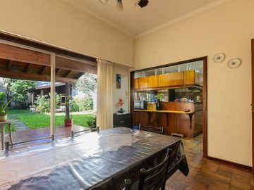 Casa familiar con Jardín, quincho. Muy luminosa!!