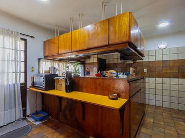Casa familiar con Jardín, quincho. Muy luminosa!!