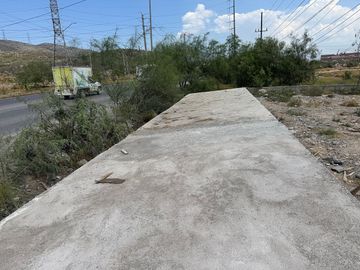 Terreno sobre avenida en esquina en García NL