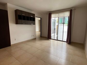 Oportunidad Casa en renta Juriquilla Triana,3 Recs con baño c/u