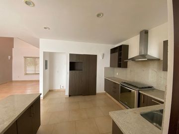Oportunidad Casa en renta Juriquilla Triana,3 Recs con baño c/u