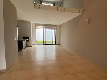 Oportunidad Casa en renta Juriquilla Triana,3 Recs con baño c/u