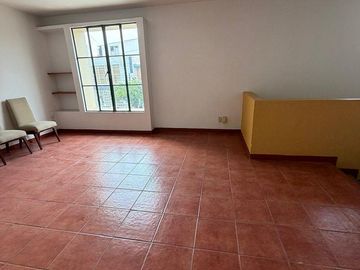 VENTA Casa Principal + Estudio independiente en Col. Chapalita