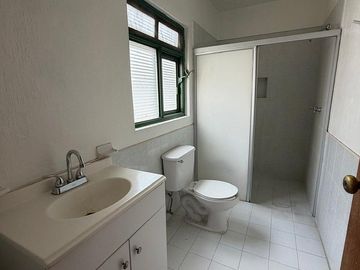 VENTA Casa Principal + Estudio independiente en Col. Chapalita