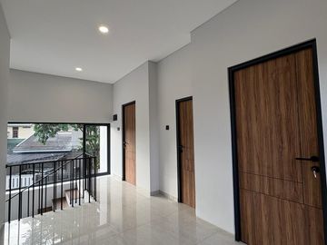 No Cobroke. Dijual Rumah Minimalis Dengan Desain Modern di Kencana Loka BSD