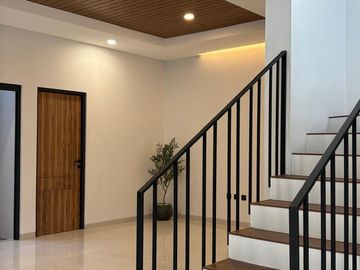 No Cobroke. Dijual Rumah Minimalis Dengan Desain Modern di Kencana Loka BSD