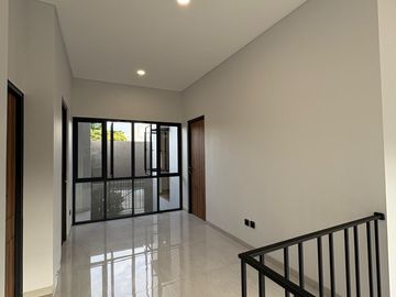 No Cobroke. Dijual Rumah Minimalis Dengan Desain Modern di Kencana Loka BSD