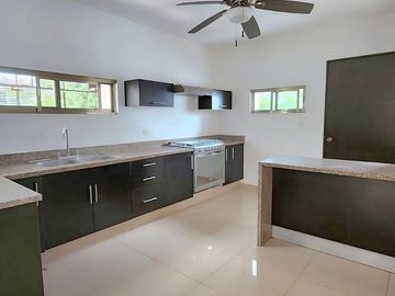 Renta Casa 3 Recamaras con piscina Montes de Ame sin muebles
