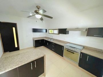 Renta Casa 3 Recamaras con piscina Montes de Ame sin muebles