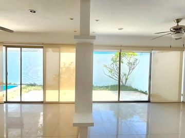 Renta Casa 3 Recamaras con piscina Montes de Ame sin muebles