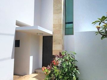 Renta Casa 3 Recamaras con piscina Montes de Ame sin muebles