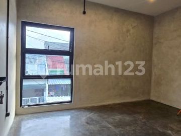 Dijual Rumah Design Industrial 2 Lantai SHM di Bsd Nusaloka