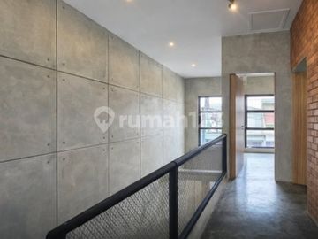 Dijual Rumah Design Industrial 2 Lantai SHM di Bsd Nusaloka