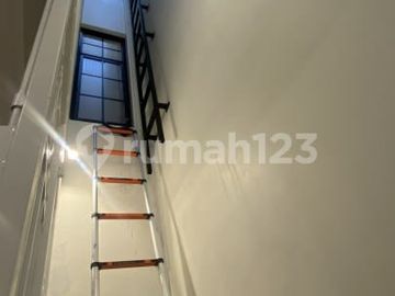 Turun 900 Juta Hot Item Sale Rumah Baru Hoek 3 Lantai Full Bangunan Siap Masuk