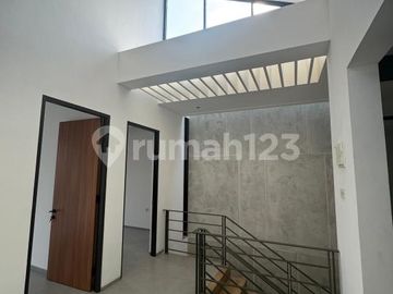 Dijual Rumah Modern Minimalis di Alam Sutera, Unit Baru Bangun Lokasi Nyaman Sangat Strategis