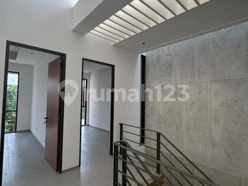 Dijual Rumah Modern Minimalis di Alam Sutera, Unit Baru Bangun Lokasi Nyaman Sangat Strategis