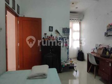 Dekat Akses Tol, Rumah, 1,5 Lantai, SHM, di Bintaro