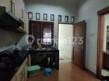 Dekat Akses Tol, Rumah, 1,5 Lantai, SHM, di Bintaro