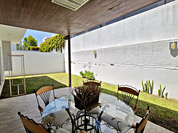 Casa en Lomas La Vista | 346 m², 3 suites con baño y vestidor · casa club