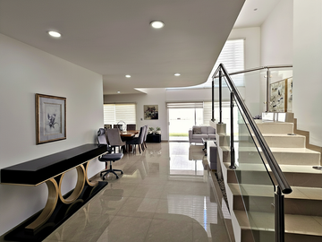 Casa en Lomas La Vista | 346 m², 3 suites con baño y vestidor · casa club