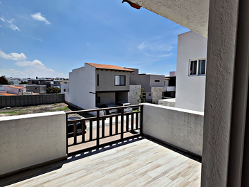 Casa en Lomas La Vista | 346 m², 3 suites con baño y vestidor · casa club
