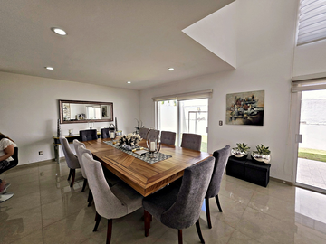 Casa en Lomas La Vista | 346 m², 3 suites con baño y vestidor · casa club