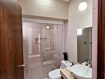 Casa en Lomas La Vista | 346 m², 3 suites con baño y vestidor · casa club