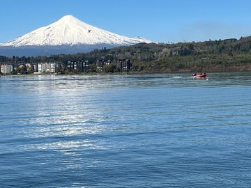 SE VENDE ACOGEDOR Y AMPLIO DPTO FRENTE AL LAGO VILLARICA