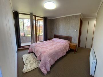 SE VENDE ACOGEDOR Y AMPLIO DPTO FRENTE AL LAGO VILLARICA