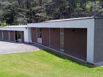 Casa campestre con amplio lote rodeado de bosque
